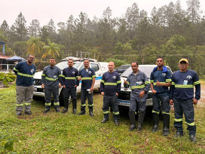 Equipe de campo da Tec Rail ao lado das caminhonetes da empresa